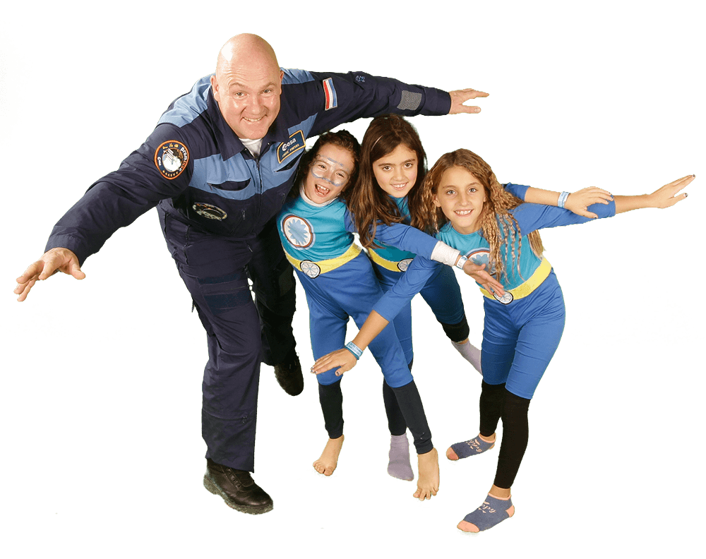 andre kuipers met drie meisjes voor funpix